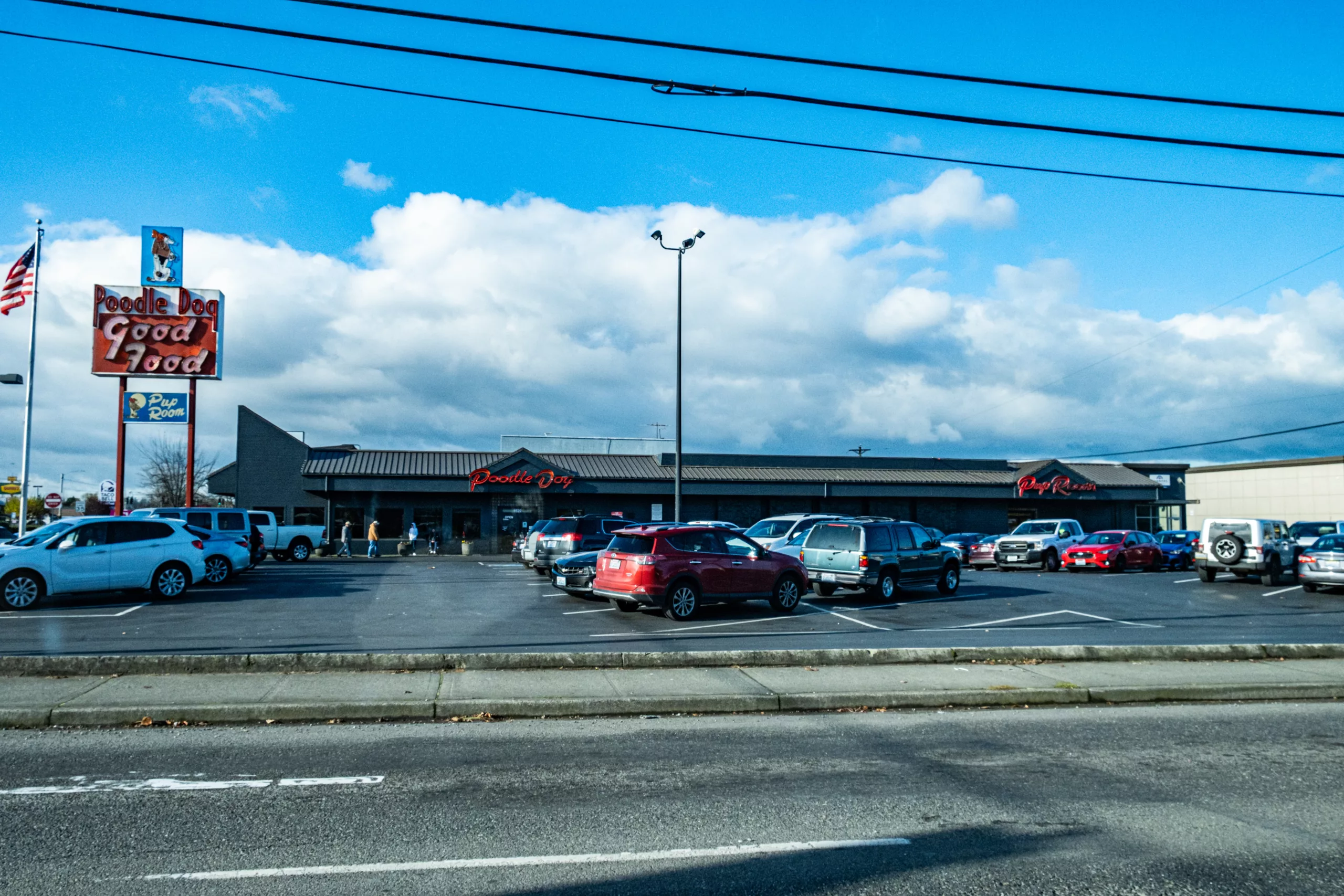 A Poddle Dog Restaurant with cars in front Fife, WA